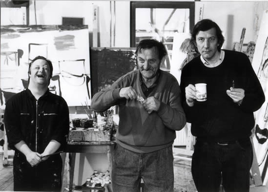 Drei Maler vor Staffeleien im Mal-Atelier