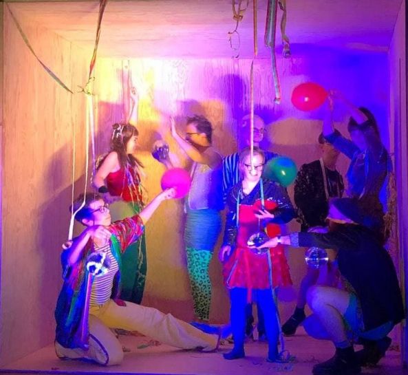 Hermia-Party-Szene mit farbigem Licht