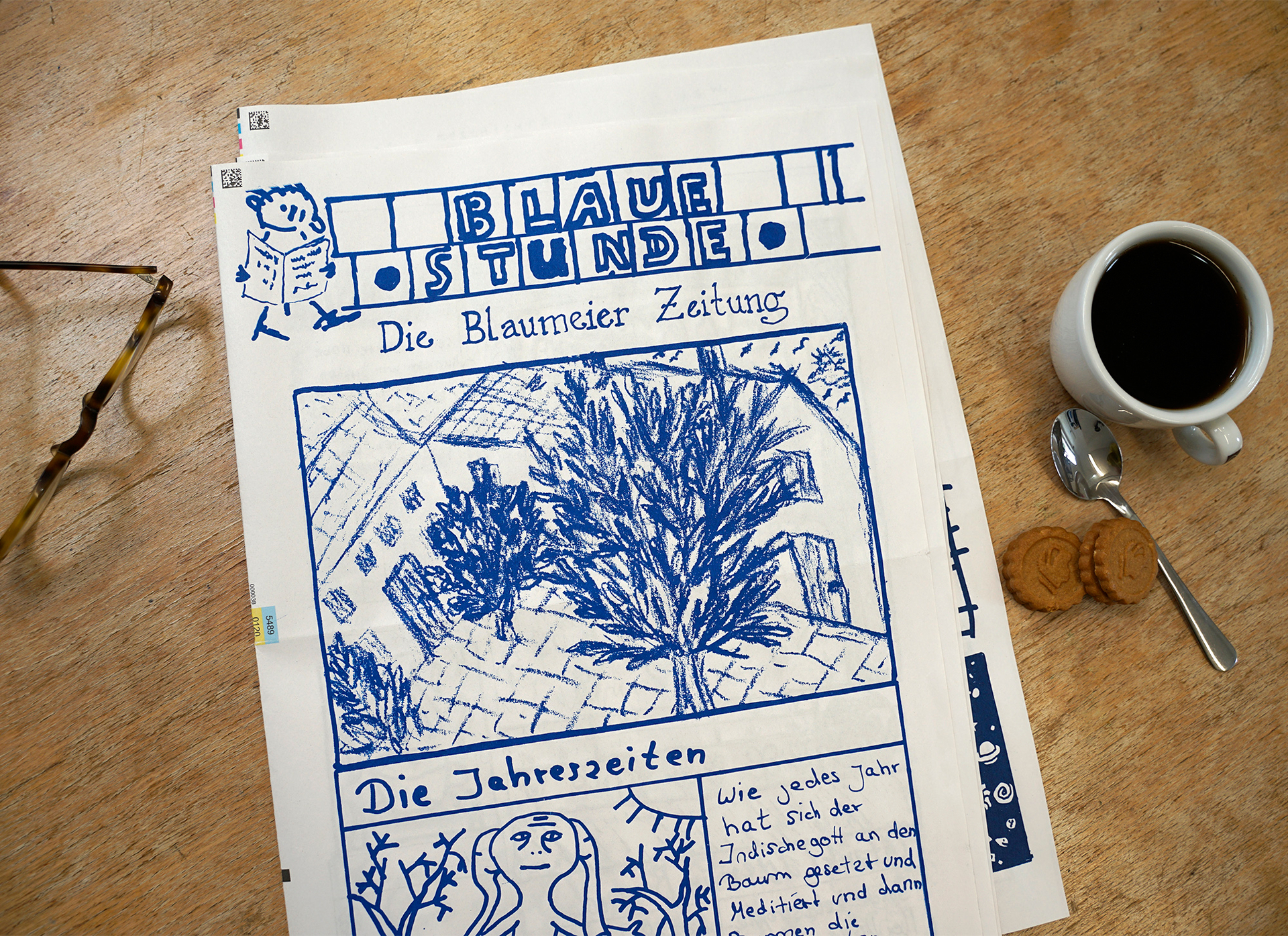 Ein Zeitungsblatt  der Blauen stunde auf einer holztichplatte zwischen kaffeebcher, Keksn und Brille